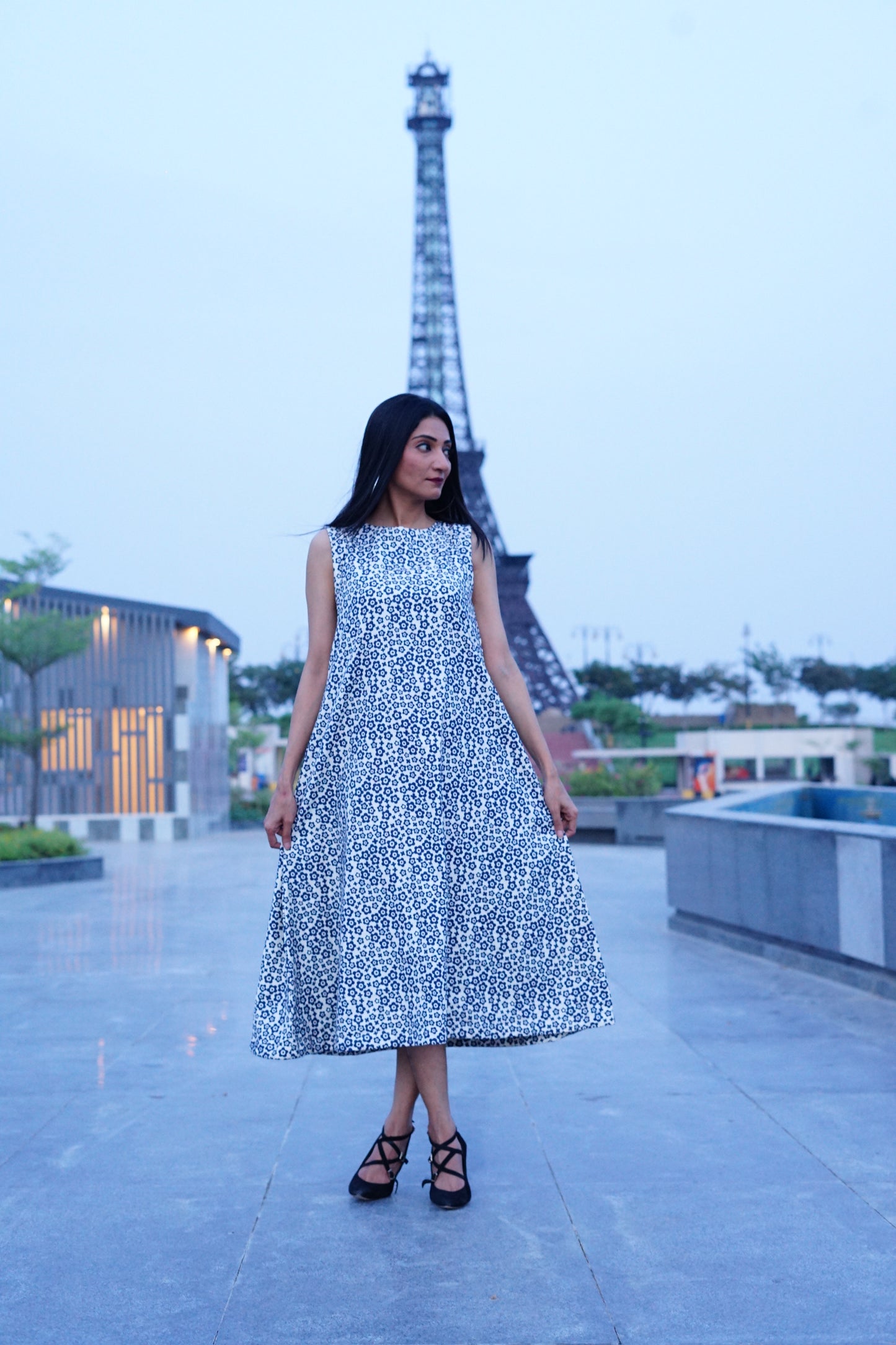 Ditsy Floral Print Sleeveless dress.